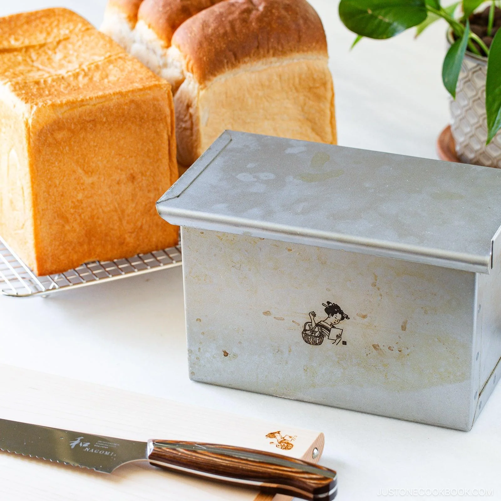 Japanese Shokupan Loaf Pan with Lid - 1.5 Loaf Size - Image 5
